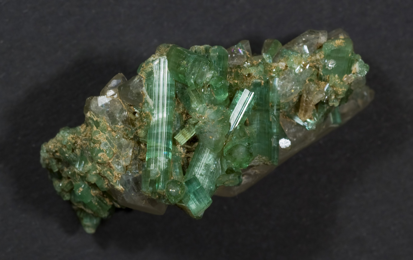 Зеленый турмалин камень